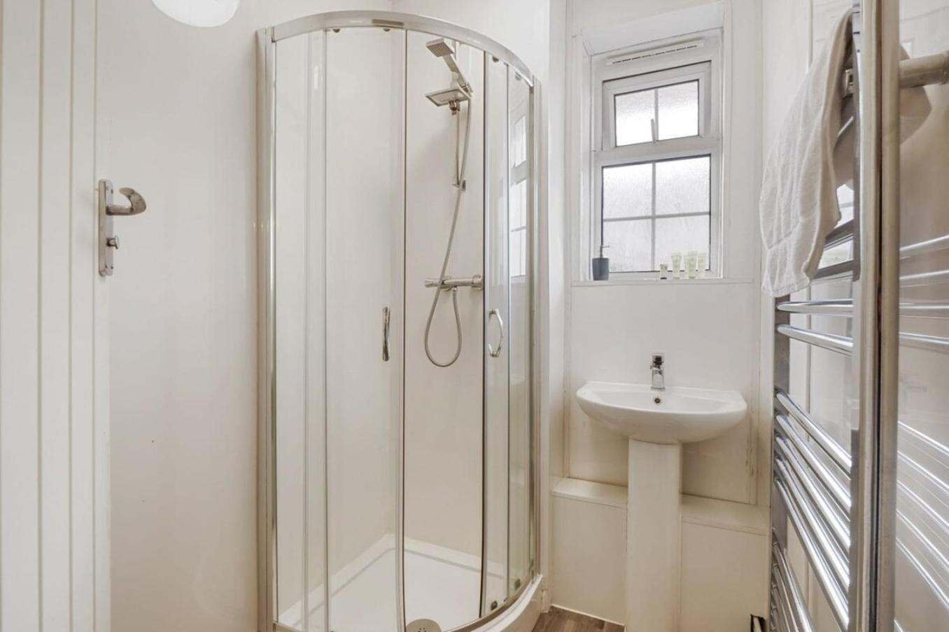 The Serene 2-Bedroom Flat W Free Street Parking Sutton  Exteriér fotografie